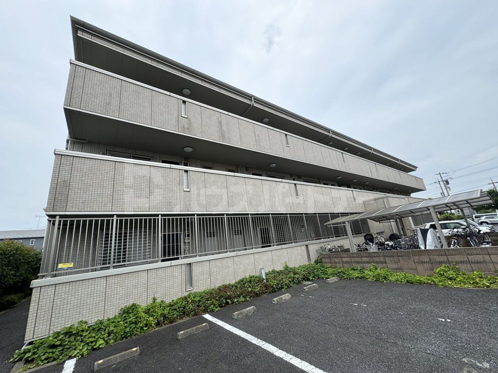 【松戸市高塚新田のマンションの建物外観】