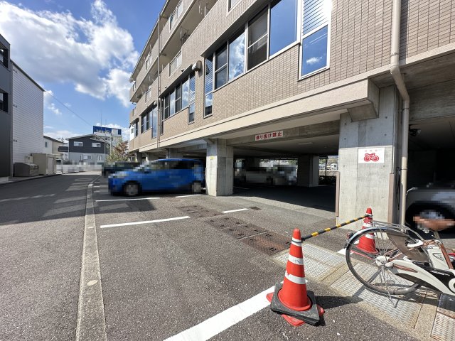 【高知市鴨部のマンションの駐車場】