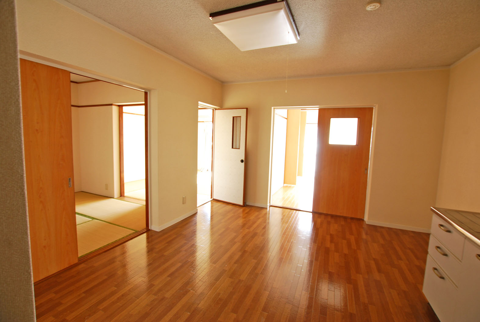 居室・リビング　玄関側からダイニングを見たところ