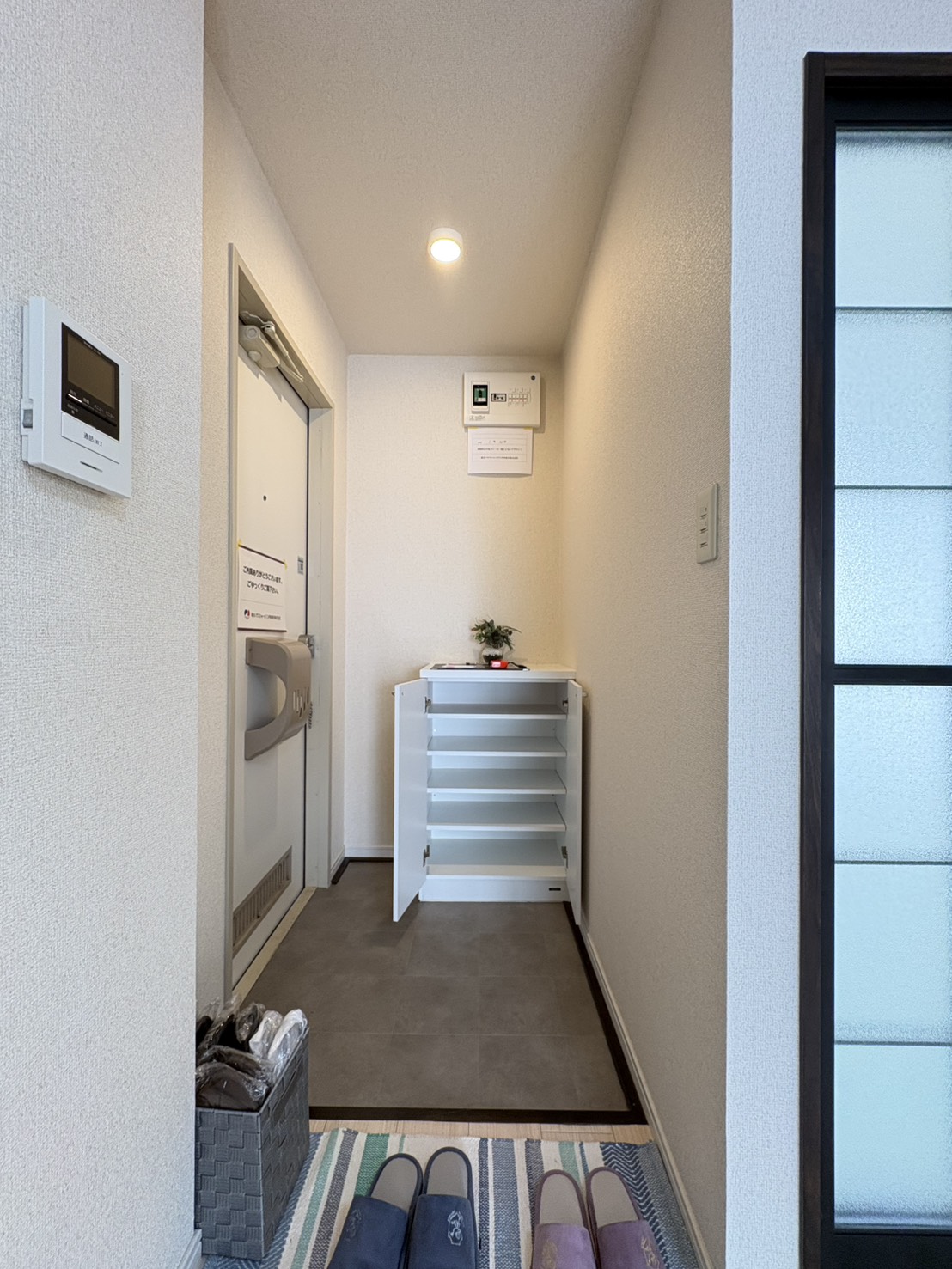 玄関　小さめですがシューズBOXもございます。