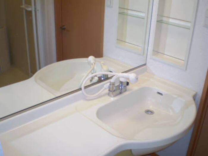 洗面設備　ゆったりとスペースのある洗面所