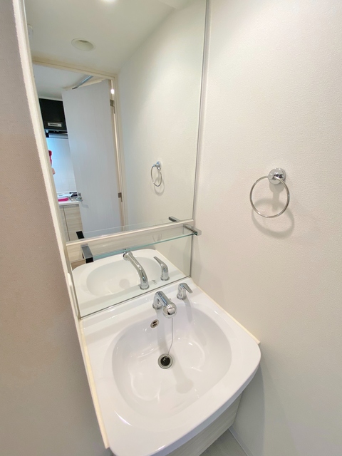 洗面設備　大きな鏡の洗面台