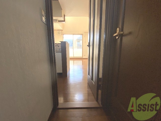 玄関　玄関からの様子です。お部屋からやわらかい陽が入ってきます。