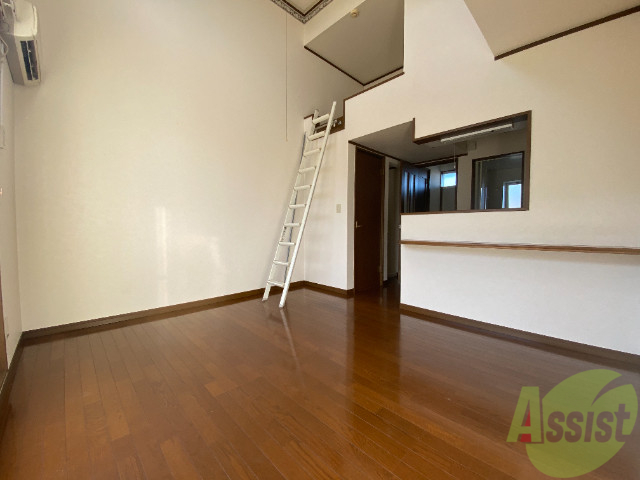 居室・リビング　１０帖の１Ｒ。横長のお部屋で家具の配置も色々考えられそう。