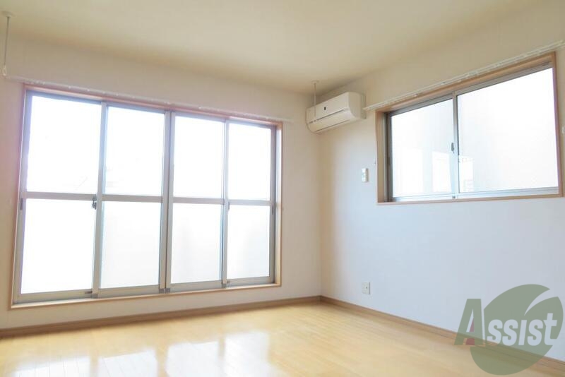 居室・リビング　窓が二つあるとお部屋が明るくていい感じですね。