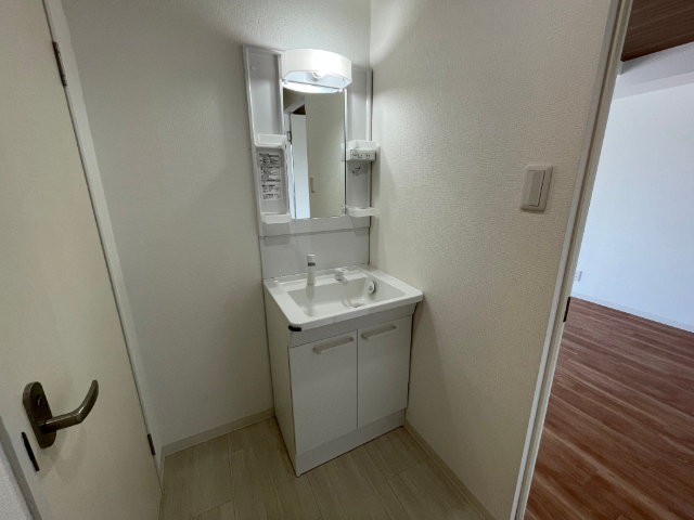 洗面設備　綺麗な独立洗面台ですね。