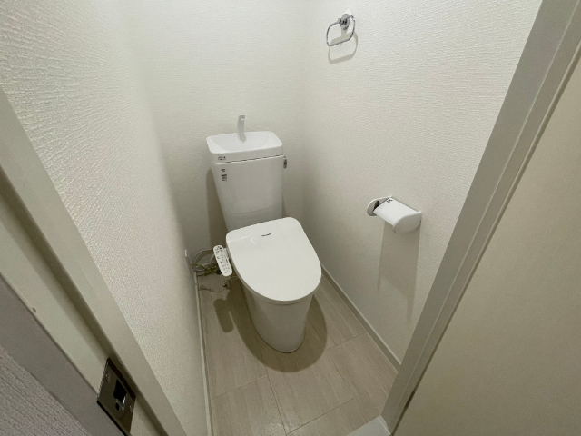 トイレ　清潔感のあるシャワー付きトイレです。
