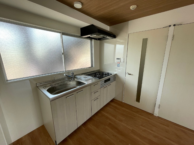 キッチン　窓付の明るいキッチンです。