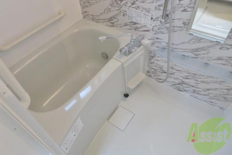 バス・シャワールーム　石の模様がおしゃれなバスルーム、手すりも助かりますね