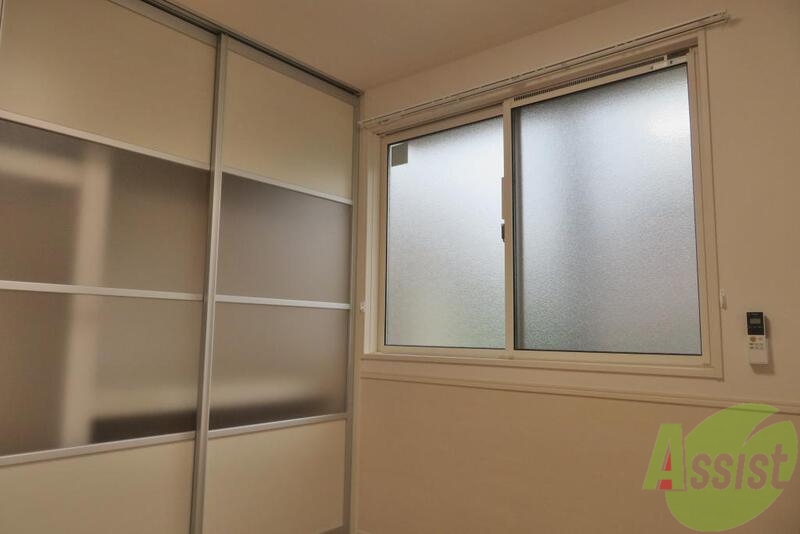 その他部屋・スペース　こちらは４．５帖の洋室、ベッドを設置して寝室に