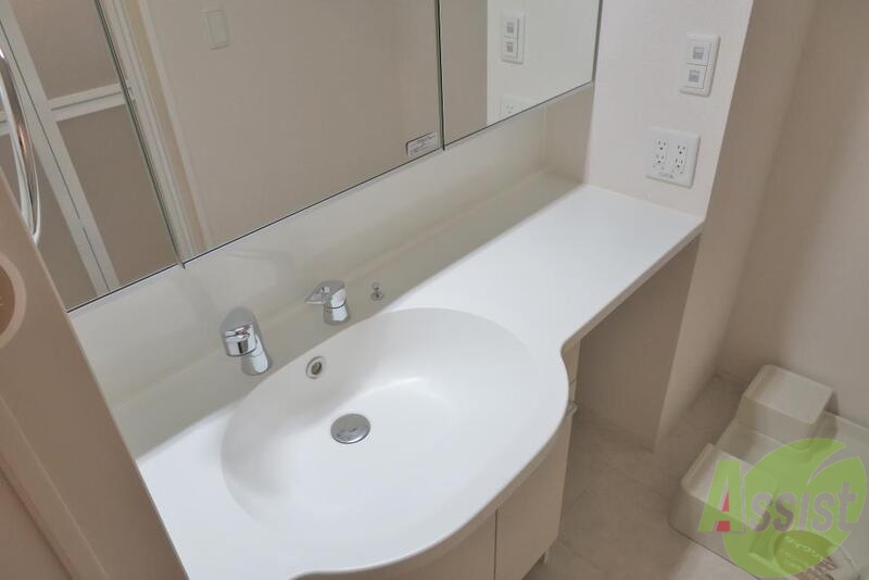 洗面設備　ピカピカの洗面化粧台、鏡の扉の中も収納で嬉しいポイント