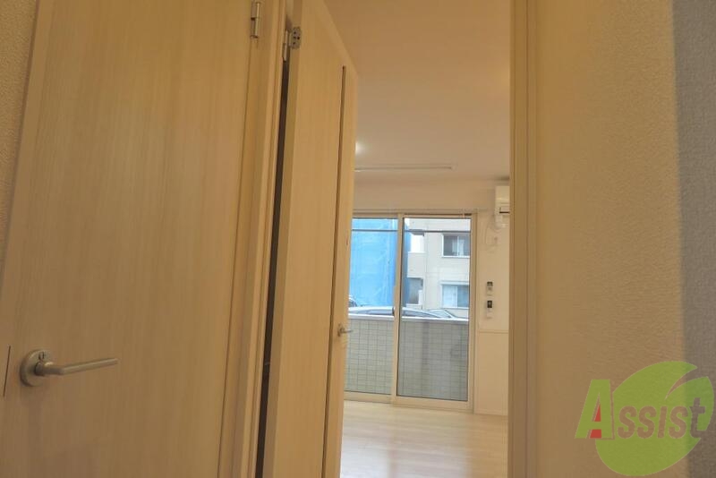 玄関　玄関を入ると右手がリビング、左手が洋室です