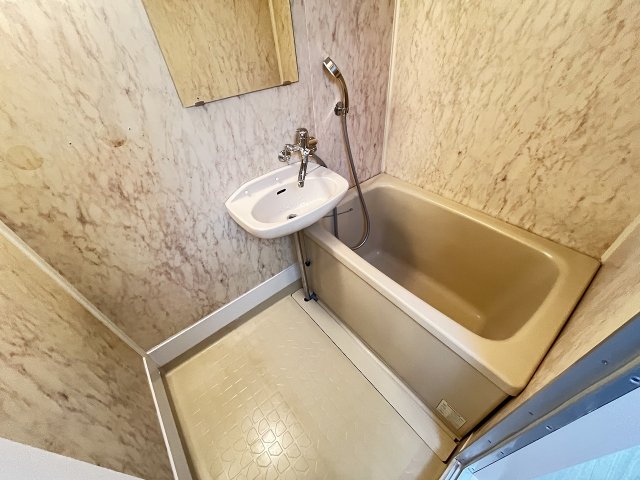 バス・シャワールーム　コンパクトで使いやすいお風呂です