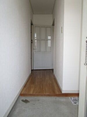 玄関　シンプルな玄関（同物件別部屋写真）