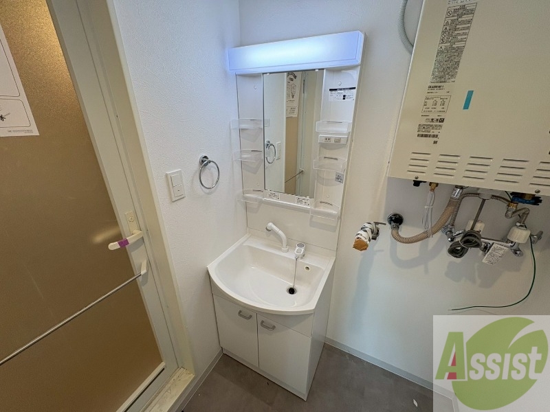 洗面設備　独立洗面台です。大きくてよいですね。シャンプーもできます！