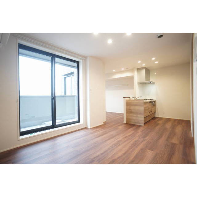 居室・リビング　窓の多い開放感のあるリビング♪