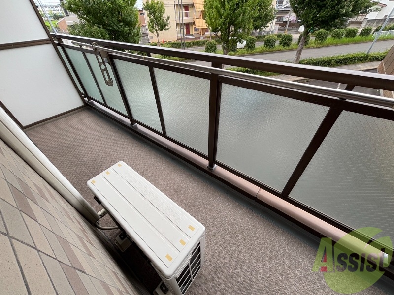 バルコニー　バルコニーは洗濯物を干すのに十分なスペースがございます。