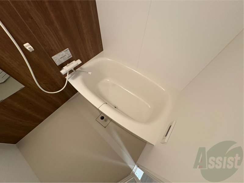 バス・シャワールーム　お風呂です。広々したバスでゆっくりくつろげます。