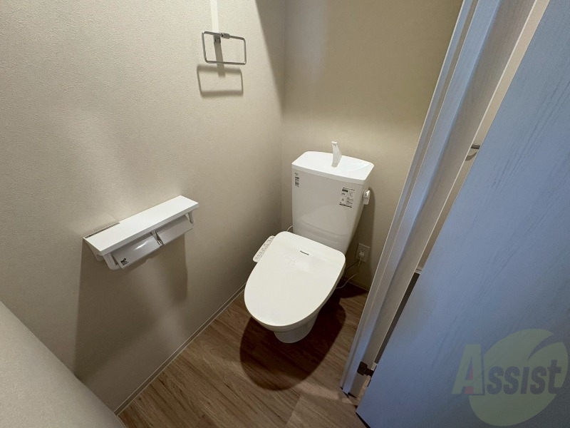 トイレ　広々お使いいただけるお手洗いになっています。