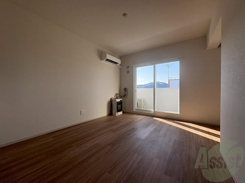 居室・リビング　フローリングや壁の色がお洒落な印象のリビングです。