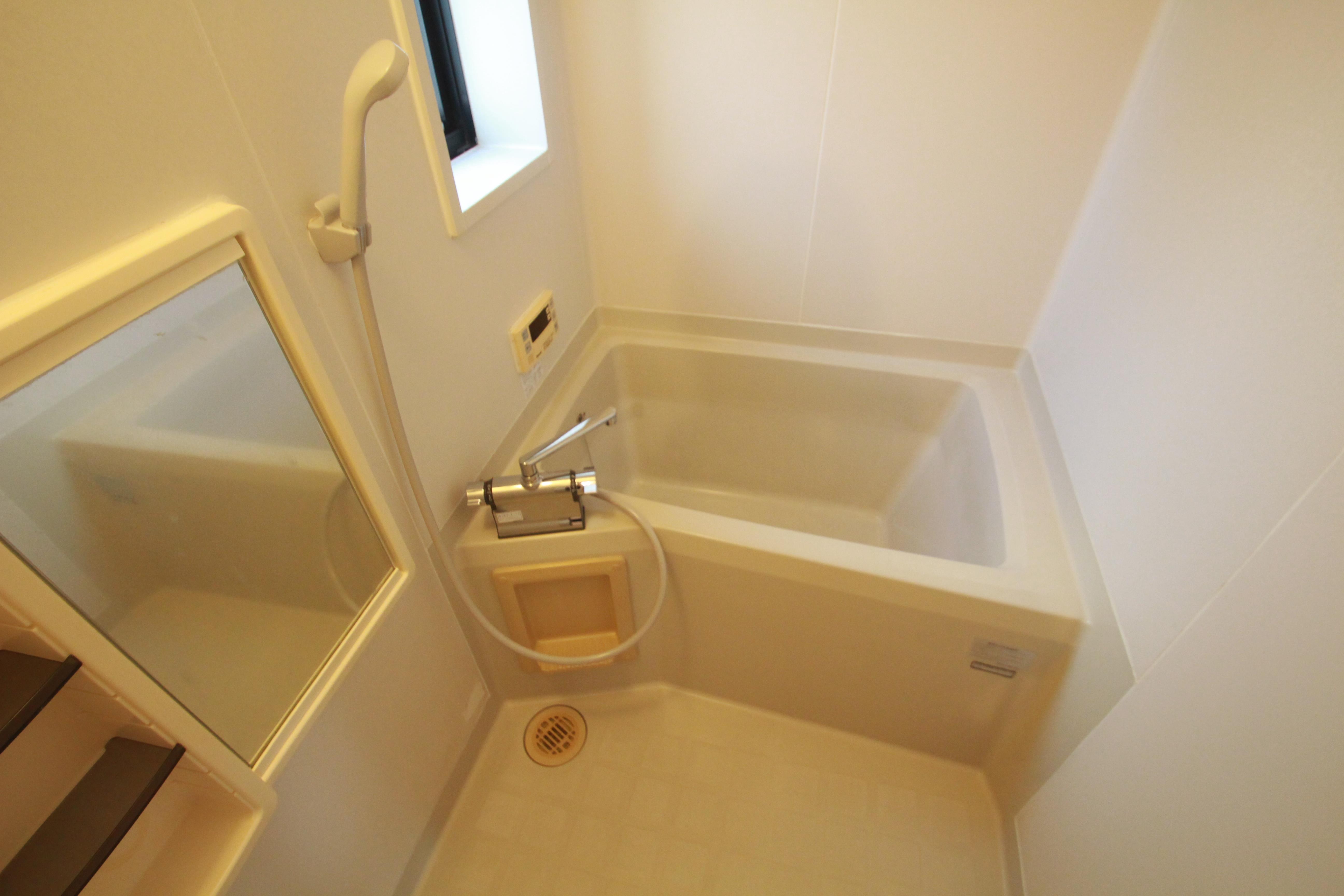 バス・シャワールーム　追い焚き機能付きのお風呂です。