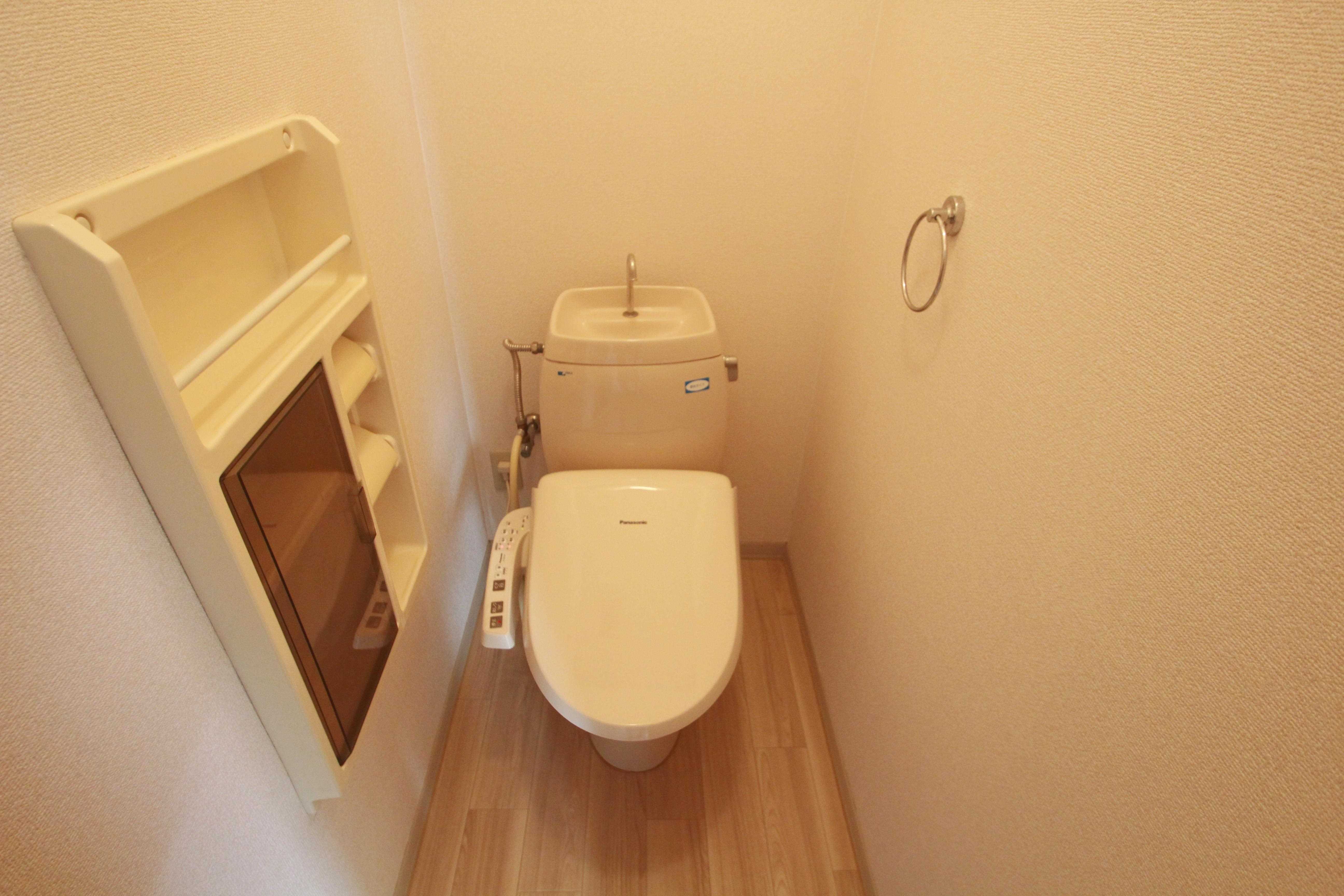 トイレ　ウォシュレット付きトイレです。