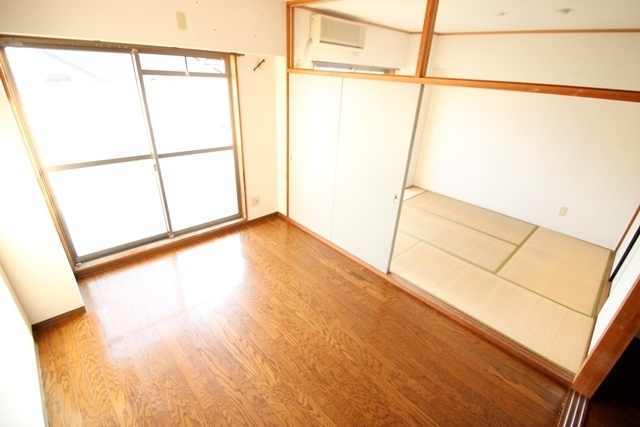 居室・リビング　※別号室のお写真です