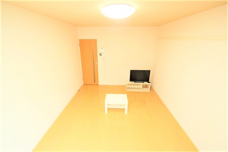 居室・リビング　テレビ（３２型）、テレビ台、机が完備！