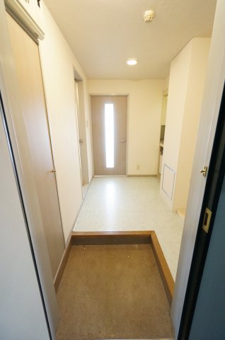 玄関　※同物件・反転タイプの写真です。