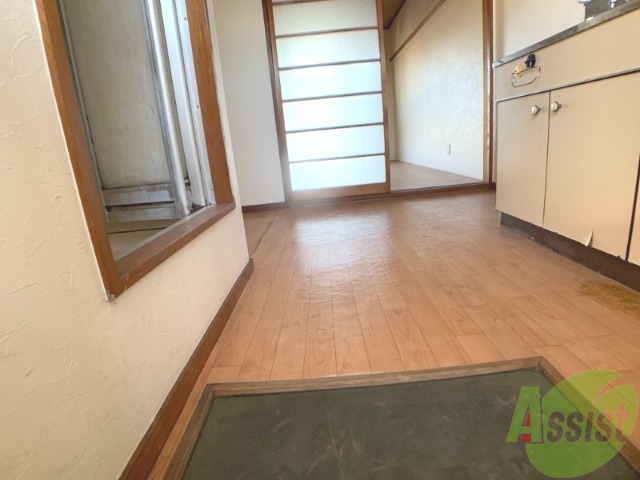 玄関　玄関から撮影しました。敷居が高くなくて安心ですね。