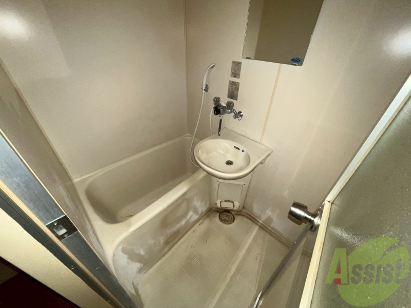 バス・シャワールーム　お風呂です。少し狭いですがシャワーするには十分ですね。