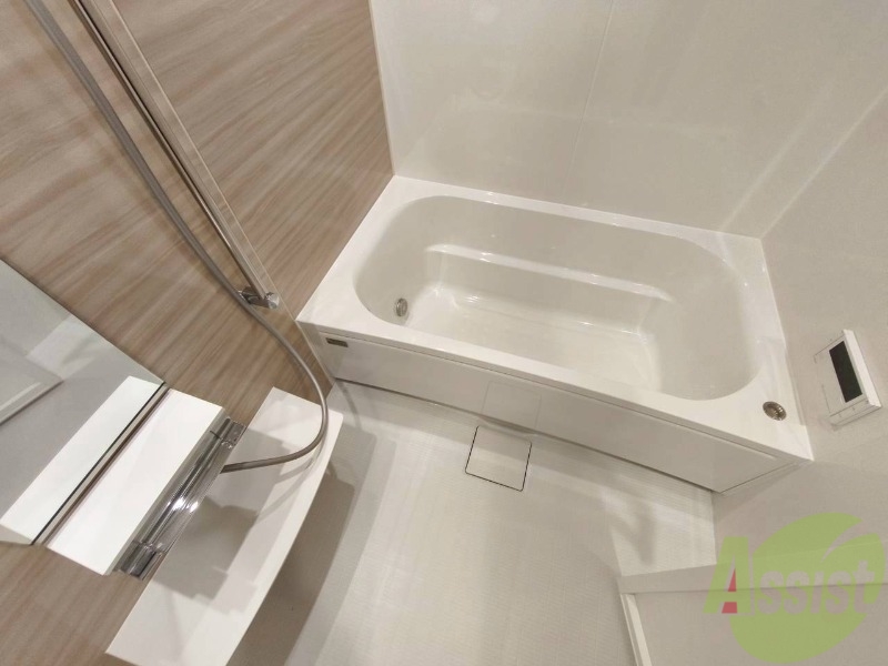 バス・シャワールーム　お風呂です。広々したバスでゆっくりくつろげます。