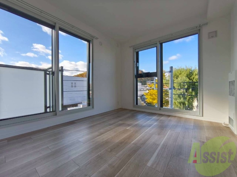 その他部屋・スペース　こちらのお部屋は光が差し込む、温かみのあるお部屋です。