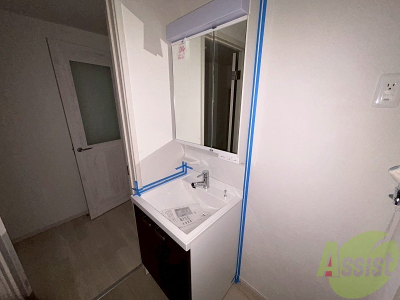 バス・シャワールーム　独立洗面台は、身支度やお掃除がしやすいです。