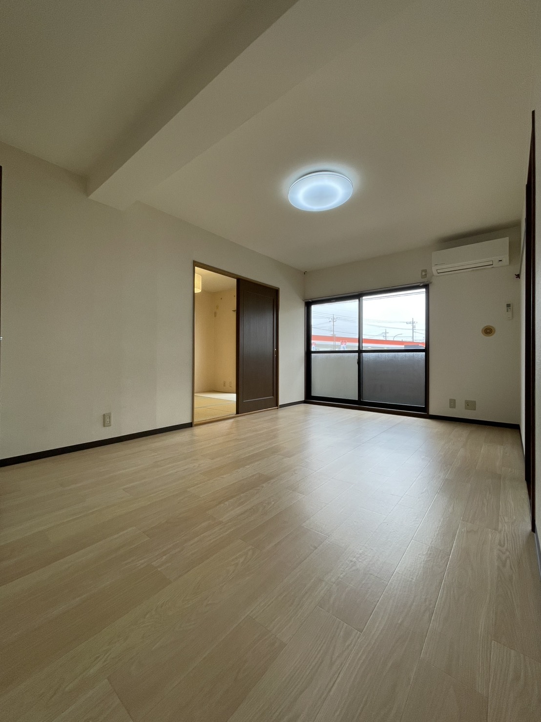 居室・リビング　白系のクッションフロアで部屋が明るく感じられる