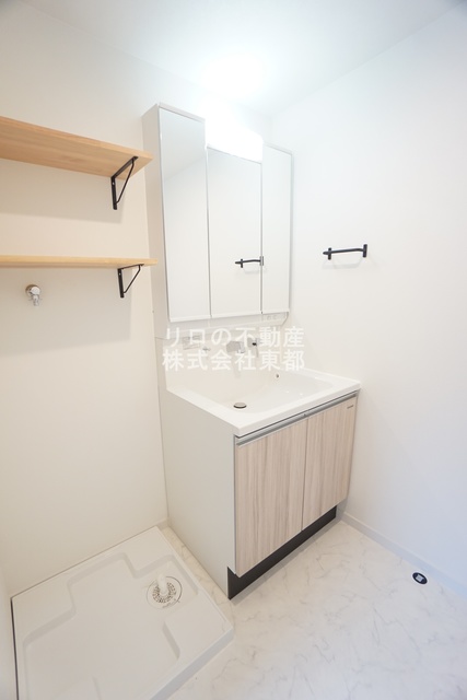 その他設備　上部収納棚あり！室内洗濯機置き場です♪