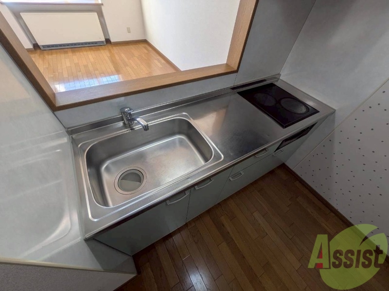 キッチン　調理スペースが確保されていて使いやすそうな印象でした。