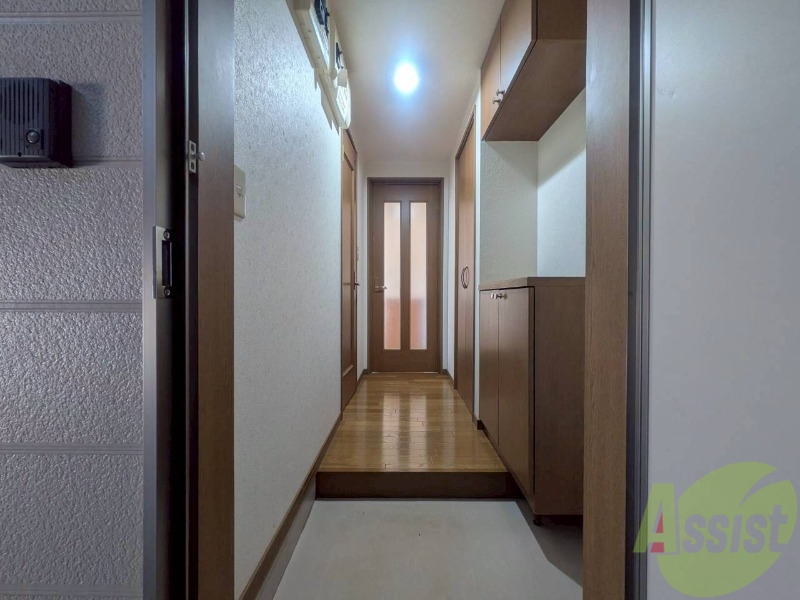 玄関　玄関の様子です。広い洋室にすぐ繋がっています。