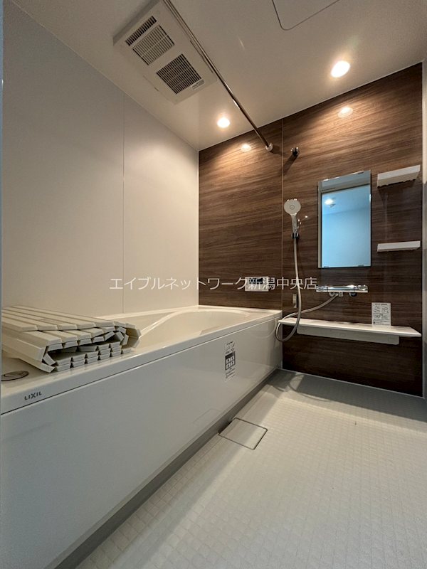 バス・シャワールーム　※102号室参考写真。フロアにより、クロス、床、建具、色が異