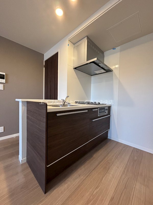 キッチン　※102号室参考写真。フロアにより、クロス、床、建具、色が異