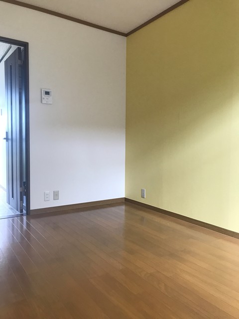 居室・リビング　アクセントクロスで明るい雰囲気