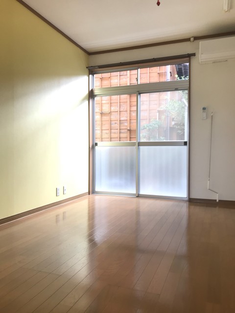 居室・リビング　お手入れしやすい床素材の洋室