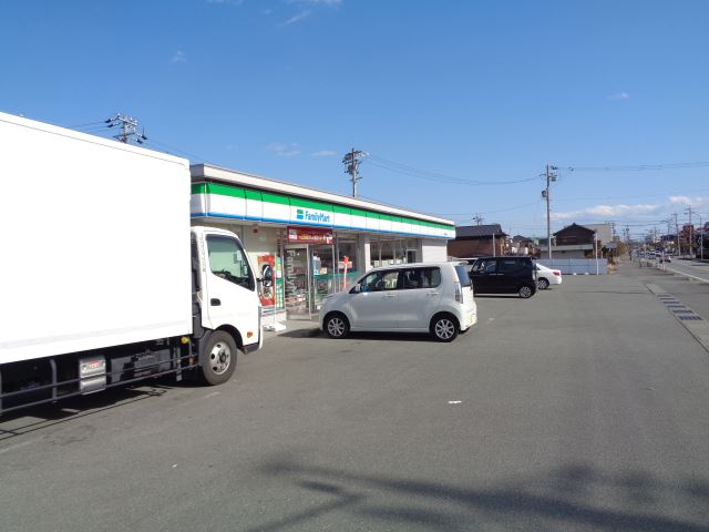 コンビニ　ファミリーマート（コンビニ）まで1100m
