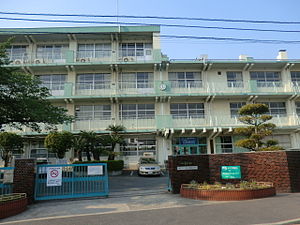 中学校　菊陵中学校（中学校）まで900m