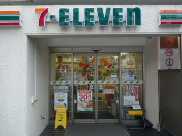 コンビニ　セブンイレブン 北参道駅前店（コンビニ）まで427m