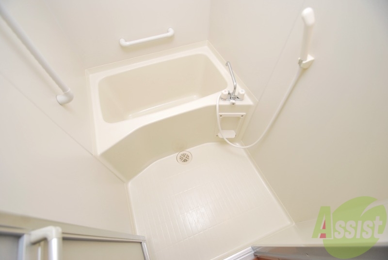 バス・シャワールーム　清潔感溢れる真っ白なバスルームで一日の疲れもリフレッシュ