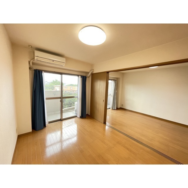 居室・リビング　※入居中のため、前回募集時の写真です。