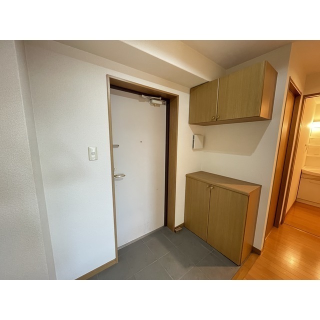 玄関　※入居中のため、前回募集時の写真です。