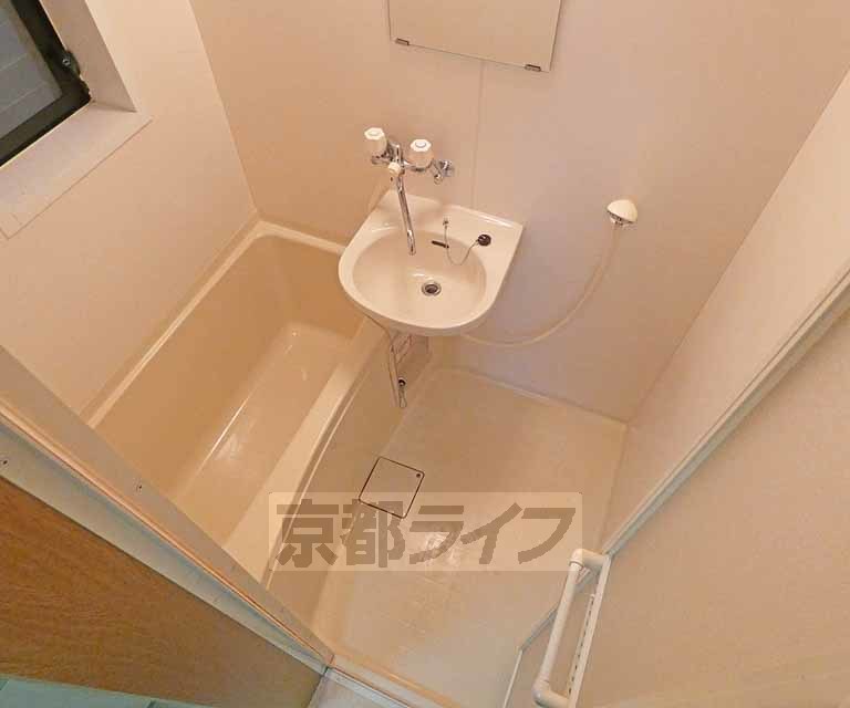 バス・シャワールーム　バスルームです。