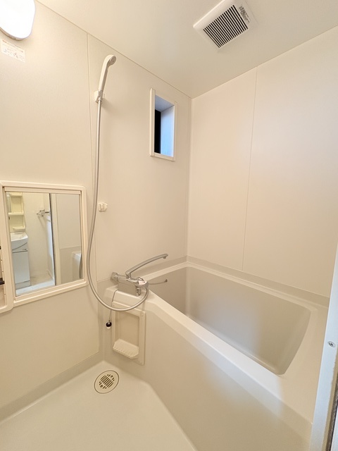 バス・シャワールーム　バストイレ別でゆったり湯船にも入れます♪